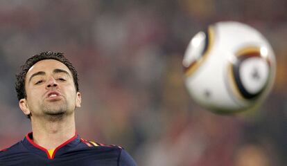 Xavi mira la pelota, en el partido contra Chile, del Grupo H en el Mundial de Fútbol de Sudáfrica 2010. España 2 - Chile 1.