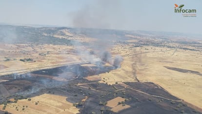 Incendio en el tramo entre Puertollano y Venta la Inés, este lunes.
