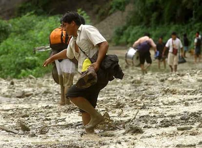 Varias personas tratan de cruzar la carretera de la Angostura, en la provincia de Santa Cruz (Bolivia).