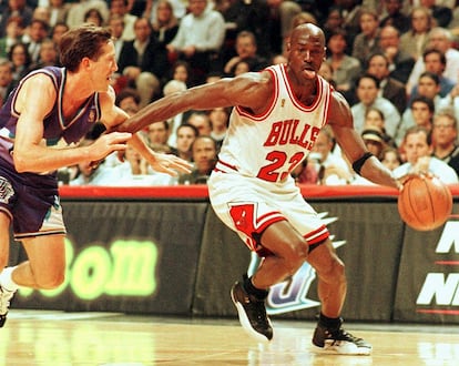 Michael Jordan, en su característico gesto con la lengua fuera, en un partido de 1997 contra los Utah Jazz en Chicago.
