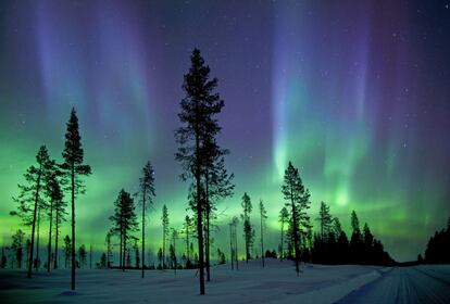 Una aurora boreal en Suecia. Cuando las partculas cargadas que emanan del sol (a una velocidad de 1,4 millones de kilmetros por hora) golpean el campo magntico en los polos terrestres, crean cortinas de luz. Las tormentas solares aumentan el efecto.