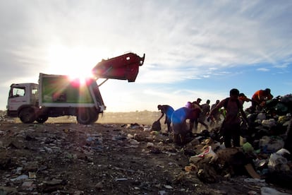 La mayoría de los recicladores sufren enfermedades crónicas como lumbalgias, bronquitis y edemas en la piel, provocados por la contaminación que generan los residuos a los que están expuestos, en gran medida, por la precariedad en la que trabajan.