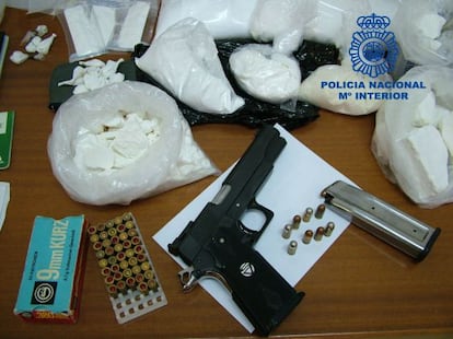 La pistola, la droga y la munición intervenida al clan en sus pisos.