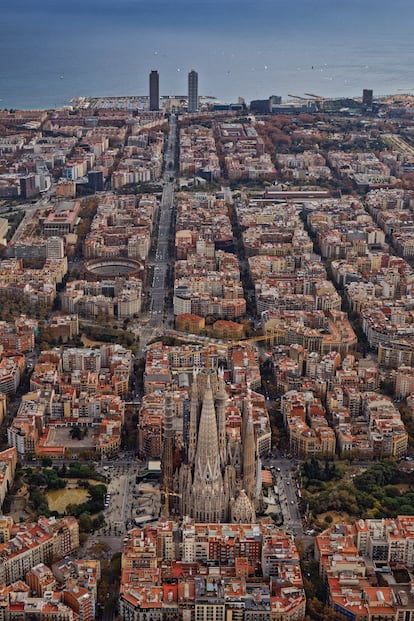 Los andamios que cubren las dos torres que se estrenan se han retirado a medida que avanzaba la colocación de las piezas escultóricas. El final de cada torre consta de un hiperboloide elíptico de nueve metros de altura, y la suma de la figura tetramorfa con las alas y el libro (conjunto realizado en mármol de Tasos, blanco) mide 4,5 metros.