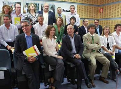 El nuevo equipo de RNE. En primera fila, Luis Fernández, director de RTVE (tercero por la izquierda) y, a su izquierda, Santiago González, director de Radio Nacional.
