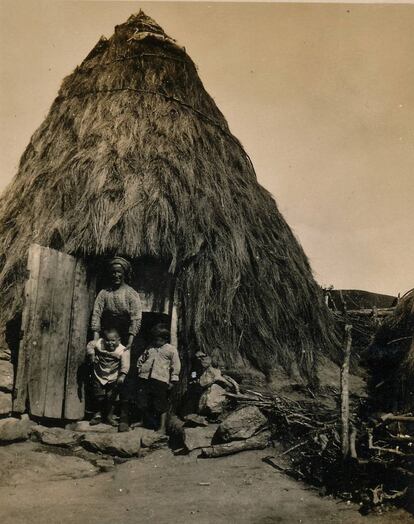 Una mujer y sus hijos en la puerta de su choza, en Extremadura, hacia 1929.