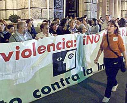 Representantes del Movimiento contra la Intolerancia se concentraron anoche ante el Ayuntamiento de Valencia en contra del asesinato del agente asesinado el sábado en Roses.