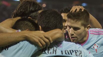 Los jugadores del Celta celebran uno de los goles ante el Deportivo.