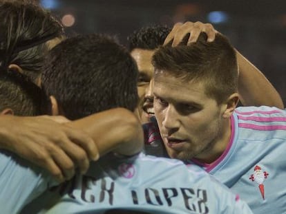 Los jugadores del Celta celebran uno de los goles ante el Deportivo.