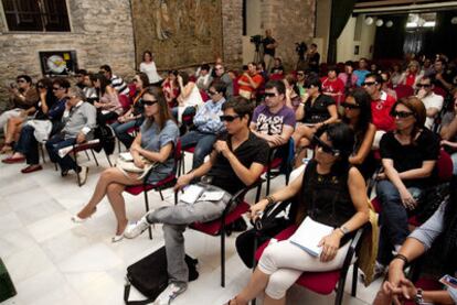 Los asistentes a la mesa redonda contemplan uno de los programas de Canal + en 3D ayer en el Festival de Televisión de Vitoria.