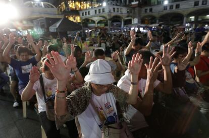 Devotos católicos filipinos ofrecen un momento de oración por la Catedral de Notre Dame en París y su rehabilitación mientras celebran las actividades de la Semana Santa en Manila, Filipinas, el 17 de abril de 2019. 