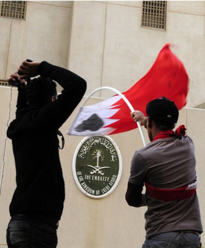 Protestas frente a la sede de la embajada de Arabia Saudí en Manama