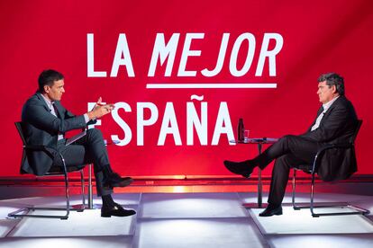 El presidente del Gobierno, Pedro Sánchez, y el ministro de Seguridad Social, José Luis Escrivá, en un acto en la sede del PSOE en Madrid, este miércoles.
