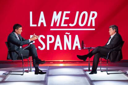 El presidente del Gobierno, Pedro Sánchez, y el ministro de Seguridad Social, José Luis Escrivá, en un acto en la sede del PSOE en Madrid, este miércoles.