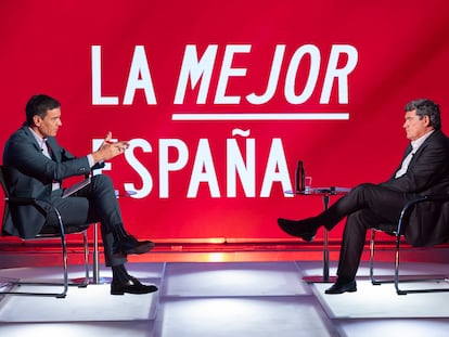 El presidente del Gobierno, Pedro Sánchez, y el ministro de Seguridad Social, José Luis Escrivá, en un acto en la sede del PSOE en Madrid, este miércoles.