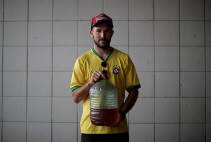 Jeferson Machado, de 27 años, compró gasolina para poder ir al hospital a por medicinas. 