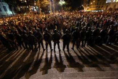 Manifestantes fueron registrados este lunes al protestar frente a autoridades policiales, en la plaza Cinelandia del centro de Río de Janeiro (Brasil).