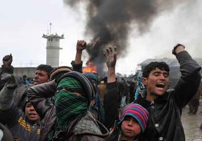 Según un fotógrafo de France Presse, la multitud gritaba "Allahu akbar, Allahu akbar" (Alá es grande)