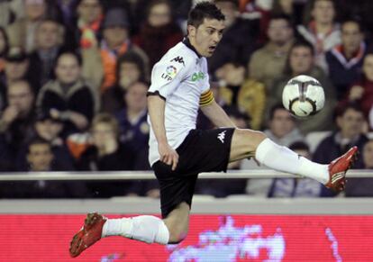 Villa controla el balón durante el encuentro