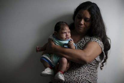 Alessandra de Souza Amorim, de 34 años, posa con Samuel, de 2 meses edad, que es su quinto niño y nacido con microcefalia, en el hospital Pedro I en Campina Grande, Brasil.