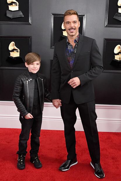 El puertorriqueño Ricky Martin posó en la alfombra roja junto a su hijo Matteo. Berlutti está detrás de su look. El pequeño vistió de Balmain.