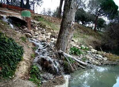 Vertido de aguas fecales al cauce del ro Guadarrama en Las Rozas.