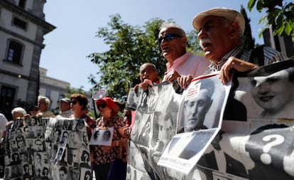 Concentración de colectivos que forman la campaña NiValleNiAlmudena, este miércoles tras la suspensión de la exhumación de Franco.