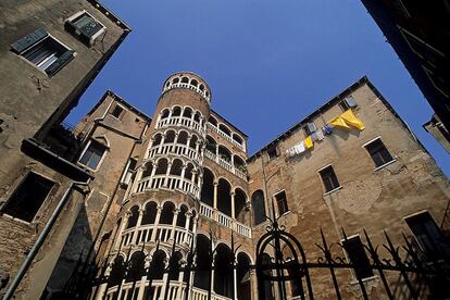 Los venecianos ornamentaban cuidadosamente las fachadas de sus palacios, especialmente las que daban al canal, como muestra de su estatus social. La escalera del Palacio Contarini, llamada escalera del Bovolo, es una excepción, ya que se encuentra en un patio trasero. Tan significativa fue esta escalinata que a la familia se la conoció desde entonces como Contarini del Bovolo. Se construyó en el siglo XV con una combinación de estilos: renacentista, que se puede ver en los capiteles; veneciano-bizantino, en la forma y la piedra usada, la istria, habitual en las construcciones de la isla, y, por último, gótico.