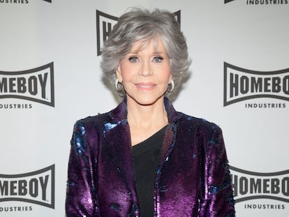 A sus 85 años, la actriz, activista y reina del aeróbic Jane Fonda ha sido la última de las famosas en hablar del arrepentimiento de someterse a un tratamiento de cirugía estética. “Me hice un estiramiento facial y paré porque no quiero verme distinta. No estoy orgullosa, en realidad, de habérmelo hecho”, confesaba en una entrevista publicada este mes de agosto en la edición estadounidense de la revista ‘Vogue’. En un alegato a favor de cumplir años, la intérprete se ha confesado porque le gustaría que los jóvenes empezasen a perder el miedo a envejecer: “Lo que importa no es la edad, no es un número. Lo que importa es tu salud”.