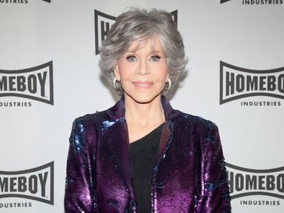 A sus 85 años, la actriz, activista y reina del aeróbic Jane Fonda ha sido la última de las famosas en hablar del arrepentimiento de someterse a un tratamiento de cirugía estética. “Me hice un estiramiento facial y paré porque no quiero verme distinta. No estoy orgullosa, en realidad, de habérmelo hecho”, confesaba en una entrevista publicada este mes de agosto en la edición estadounidense de la revista ‘Vogue’. En un alegato a favor de cumplir años, la intérprete se ha confesado porque le gustaría que los jóvenes empezasen a perder el miedo a envejecer: “Lo que importa no es la edad, no es un número. Lo que importa es tu salud”. 