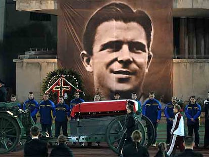 Momento en el que sale el féretro de Puskas del estadio de Budapest, tras su homenaje, de regreso a la basílica de San Esteban.