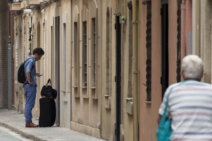 Un turista espera les claus d'un pis a la Barceloneta.