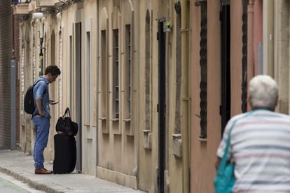 Un turista espera las claves de un piso en la Barceloneta.