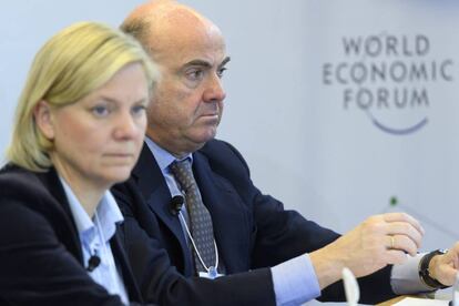 El ministro español de Economía, Luis de Guindos, y la ministra sueca de Finanzas, Magdalena Andersson