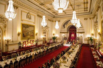 Vista general del banquete de Estado que la reina Isabel II ha ofrecido este miércoles en el palacio de Buckingham con ocasión de la visita oficial de los Reyes de España a Reino Unido. 
