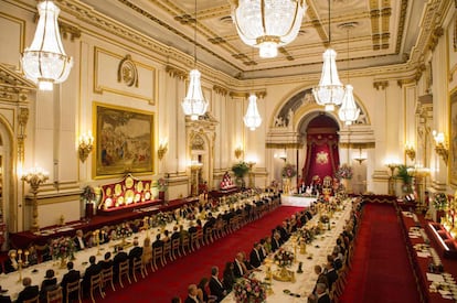 Vista general del banquete de Estado que la reina Isabel II ha ofrecido este miércoles en el palacio de Buckingham con ocasión de la visita oficial de los Reyes de España a Reino Unido. 