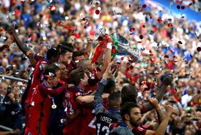 Pepe levanta el trofeo de campeón.