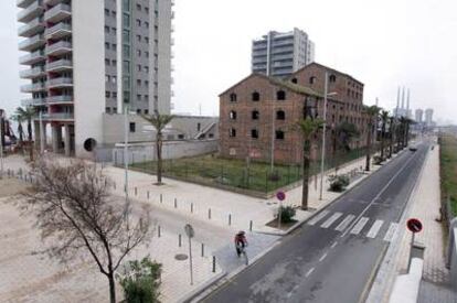 La fábrica CACI en Badalona, futura sede del museo de la historieta, en una imagen tomada ayer.