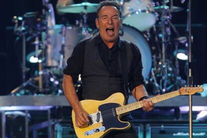 Bruce Springsteen, durante su actuación de anoche en el Bernabeu.