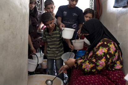 Um Mahmood, de 60 años, reparte todos los días la comida que ella cocina entre los vecinos más necesitados del barrio de Sukari en Alepo.