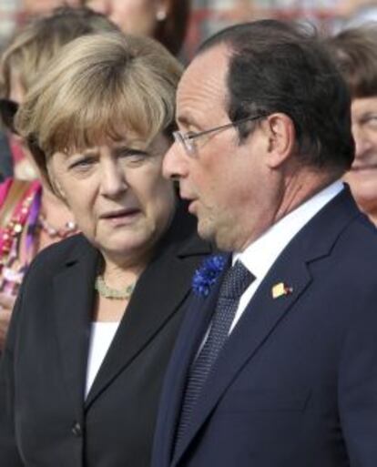 La canciller alemana, Angela Merkel (i), observa al presidente francés, Francois Hollande (d).