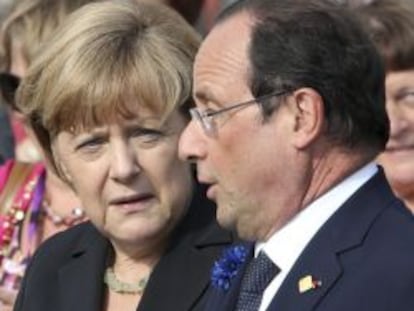 La canciller alemana, Angela Merkel (i), observa al presidente francés, Francois Hollande (d).