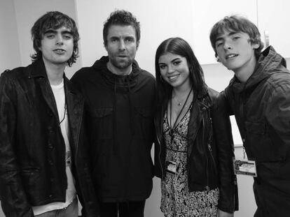 De izquierda a derecha: Lennon Gallagher, el cantante Liam Gallagher, Molly Moorish-Gallagher y Gene Gallagher.