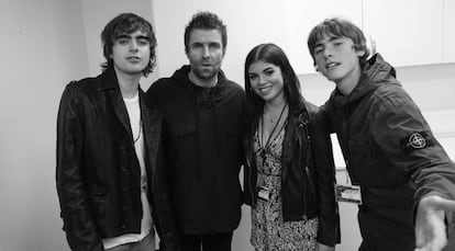 De izquierda a derecha: Lennon Gallagher, el cantante Liam Gallagher, Molly Moorish-Gallagher y Gene Gallagher.