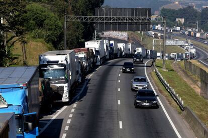 Fila de caminhões em uma das faixas da rodovia Régis Bittencourt