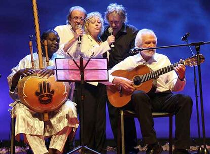 Aute, con Nino Galissa, Marina Rossell, Paco Ibáñez y Georges Moustaki, durante el concierto <i>Voces Solidarias con África,</i> el martes en Barcelona.