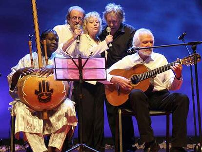 Aute, con Nino Galissa, Marina Rossell, Paco Ibáñez y Georges Moustaki, durante el concierto <i>Voces Solidarias con África,</i> el martes en Barcelona.