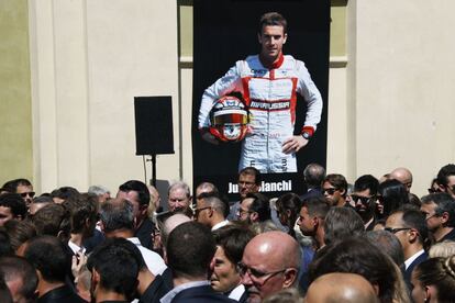 Pilotos, mecânicos e dirigentes do mundo da Fórmula 1 se despedem de Jules Bianchi durante enterro em Nice, na França.