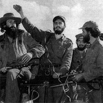 Castro, junto a Camilo Cienfuegos (izquierda) y Huber Martos, el 8 de enero de 1959, el da de su entrada en La Habana.