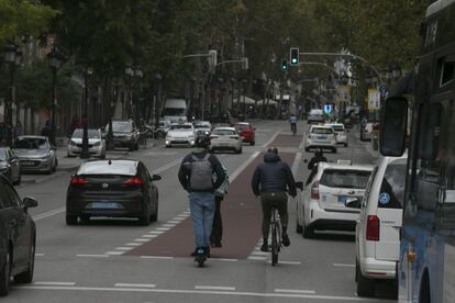 El carril bici de la calle de Atocha, en Madrid, suele ser utilizado por motos y es inseguro.